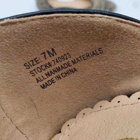 Restricted Shoes Women's 7M Point Toe Flats - Picture 3 of 8